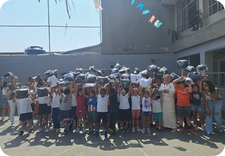 Crianças no bazar solidário