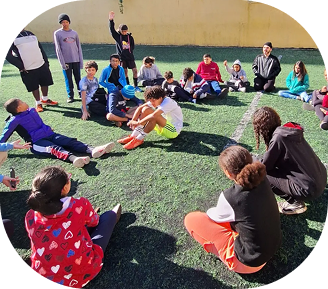 Jovens no campo esportivo